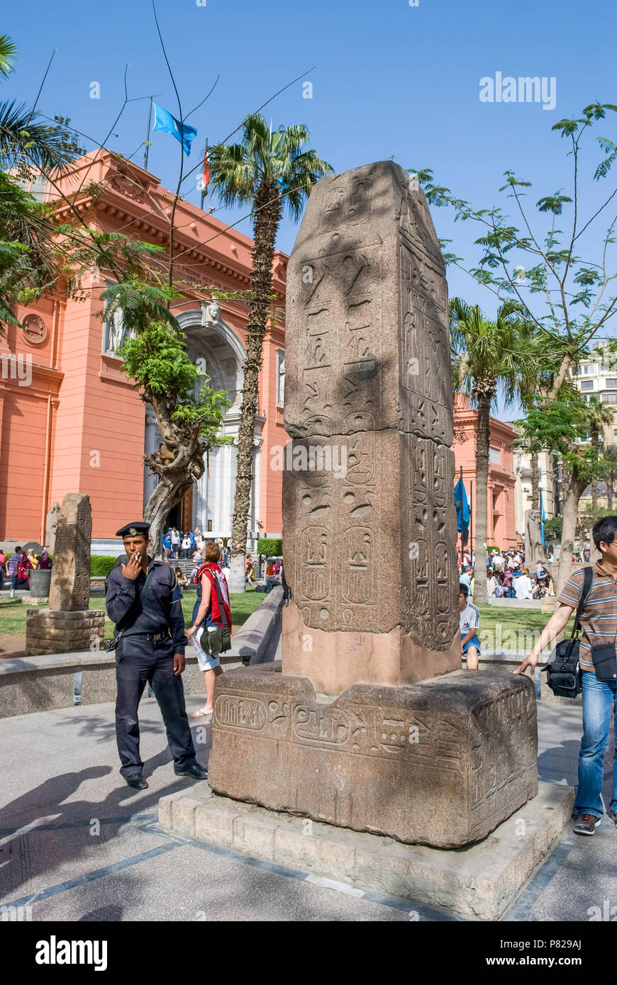 La polizia di fumare e i turisti al di fuori del Museo delle Antichità Egizie al Cairo, Egitto Foto Stock