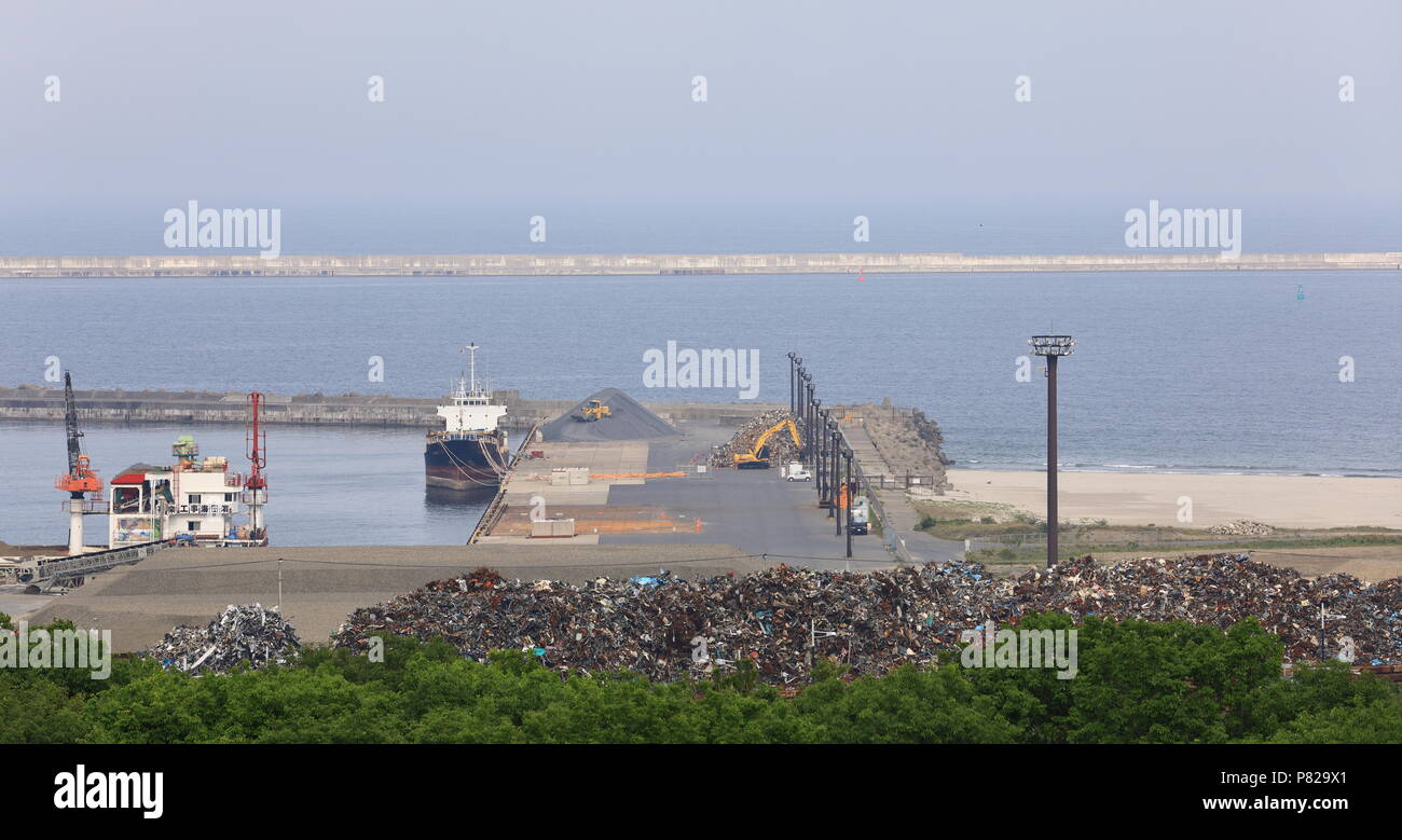 Mucchio di rifiuti industriali al porto di ibaraki, gestito dal Ministero della terra, delle infrastrutture e dei trasporti Giappone. Foto Stock