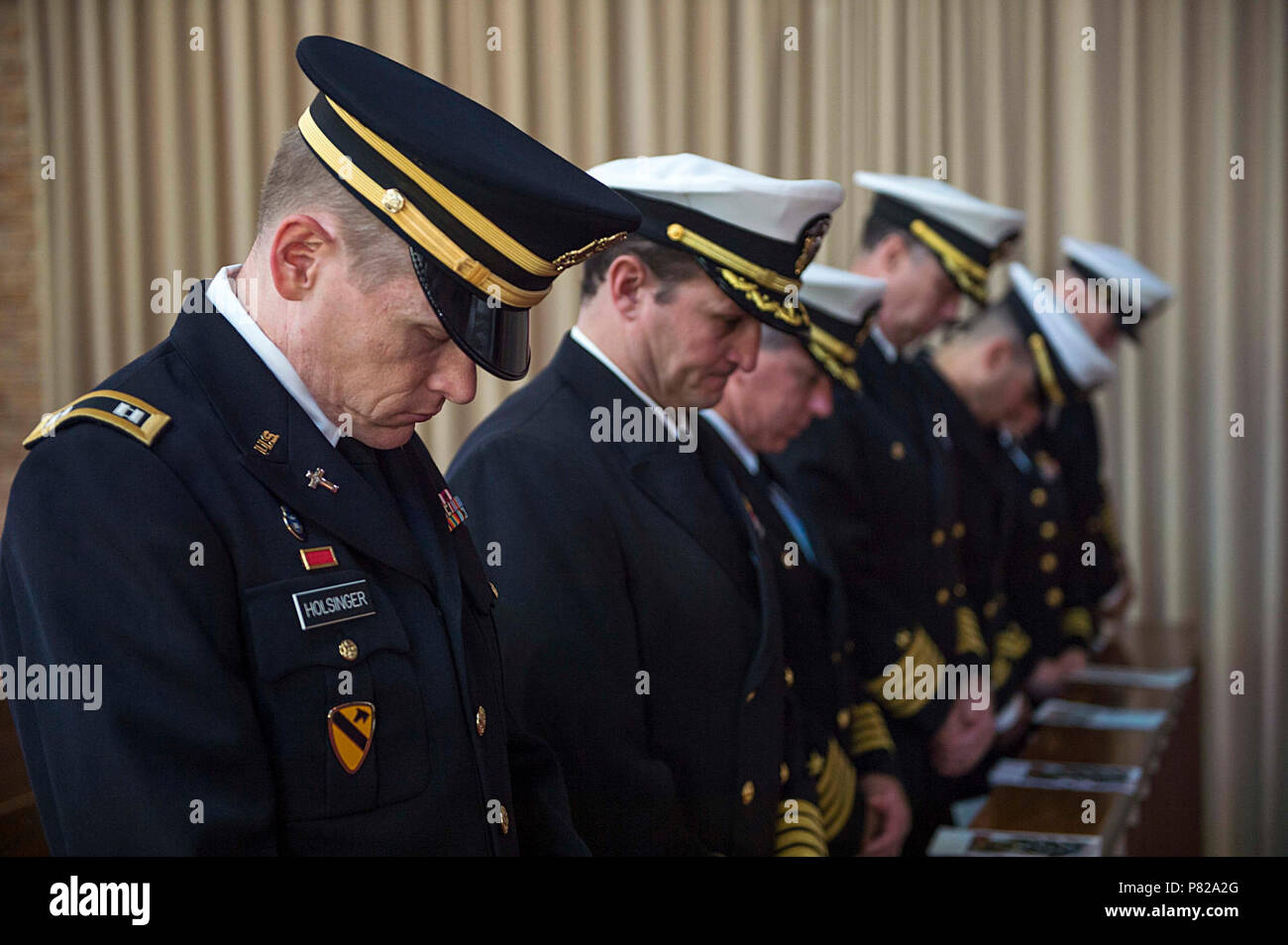 Spiaggia, Va. (26 maggio 2016) -- altoparlanti al giunto di base Expeditionary poco Creek-Fort Storia del Comandante campana annuale Tolling Cerimonia Commemorativa bow le loro teste in preghiera durante l invocazione. La campana Tolling cerimonia di premiazione si svolge ogni anno prima del Memorial Day in onore del servizio i membri che hanno compiuto il sacrificio estremo per il loro paese. Foto Stock