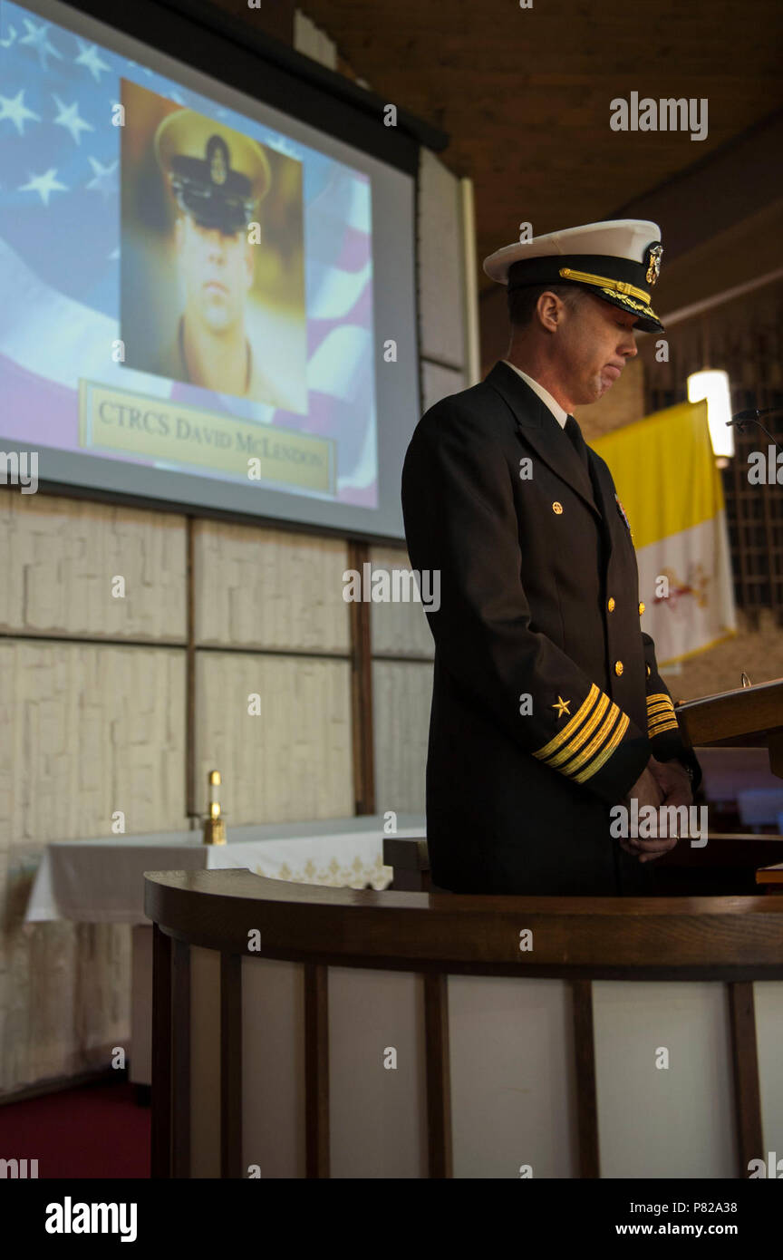 Spiaggia, Va. (26 maggio 2016) -- Capt. Ron Foy legge i nomi dei marinai deceduti in corrispondenza della giunzione base Expeditionary poco Creek-Fort Storia del Comandante campana annuale Tolling cerimonia commemorativa. La campana Tolling cerimonia di premiazione si svolge ogni anno prima del Memorial Day in onore del servizio i membri che hanno compiuto il sacrificio estremo per il loro paese. Foto Stock