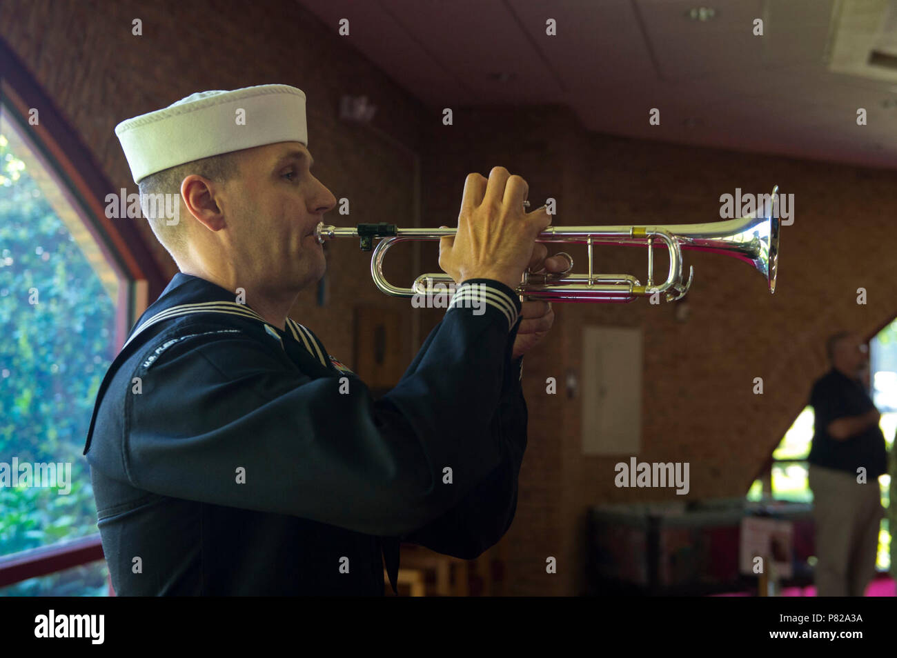 Spiaggia, Va. (26 maggio 2016) -- musicista di prima classe Kurt Zemaitaitis gioca "rubinetti' in corrispondenza della giunzione base Expeditionary poco Creek-Fort Storia del Comandante campana annuale Tolling cerimonia commemorativa. La campana Tolling cerimonia di premiazione si svolge ogni anno prima del Memorial Day in onore del servizio i membri che hanno compiuto il sacrificio estremo per il loro paese. Foto Stock