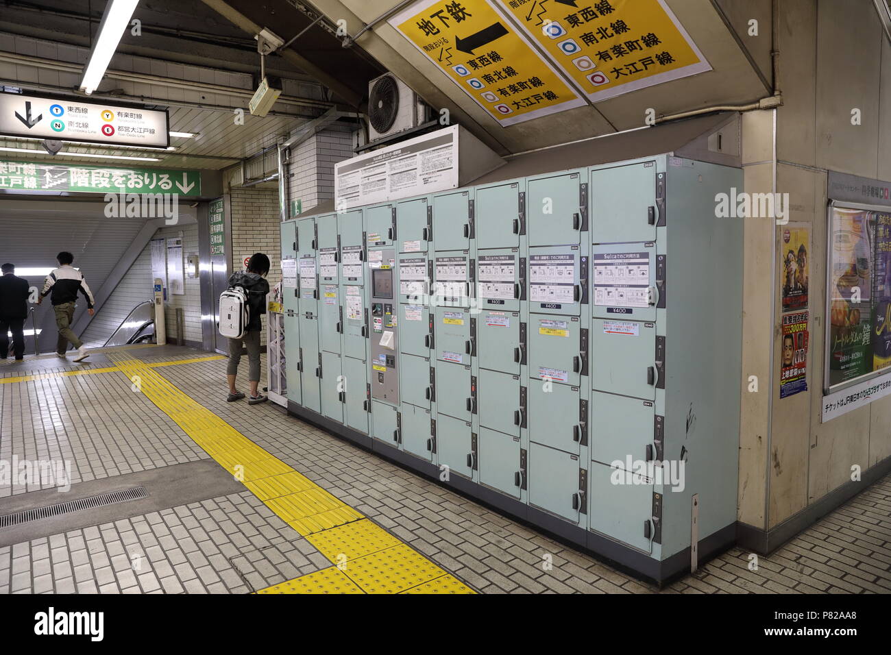 Gettoniera in servizio nella stazione ferroviaria, Giappone. Foto Stock