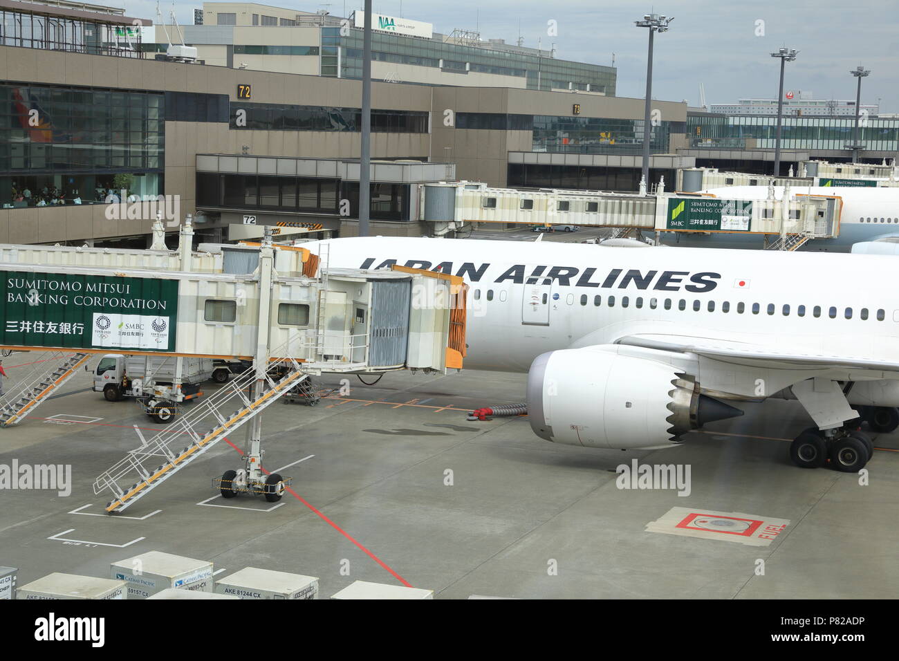 NARITA, GIAPPONE - MAGGIO 2018 : Jet bridge si collega all'aereo commerciale per i passeggeri del trasferimento. Foto Stock