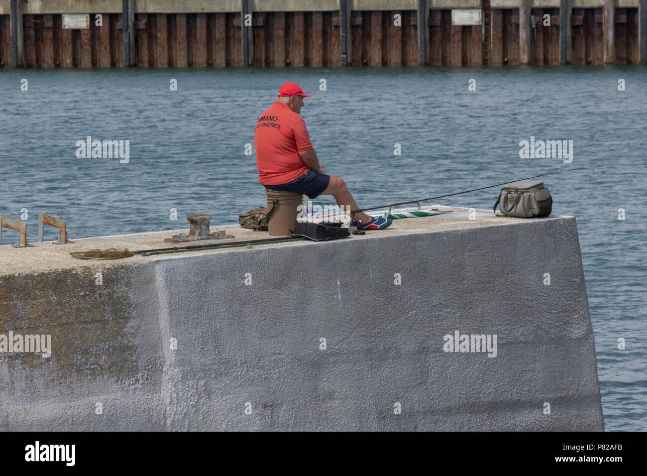 Il pescatore al porto di Weymouth Dorset, Regno Unito. Il 1 agosto 2017. Regno Unito Meteo. Il pescatore pesca al porto di Weymouth nel sole. Weymouth Dorset, Regno Unito. Foto Stock