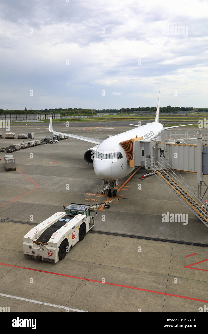 NARITA, Giappone - Maggio 2018 : aereo rimorchiatori, macchina per spingere indietro il velivolo di rullaggio nei servizi di assistenza a terra presso l'Aeroporto di Narita, Giappone. Foto Stock