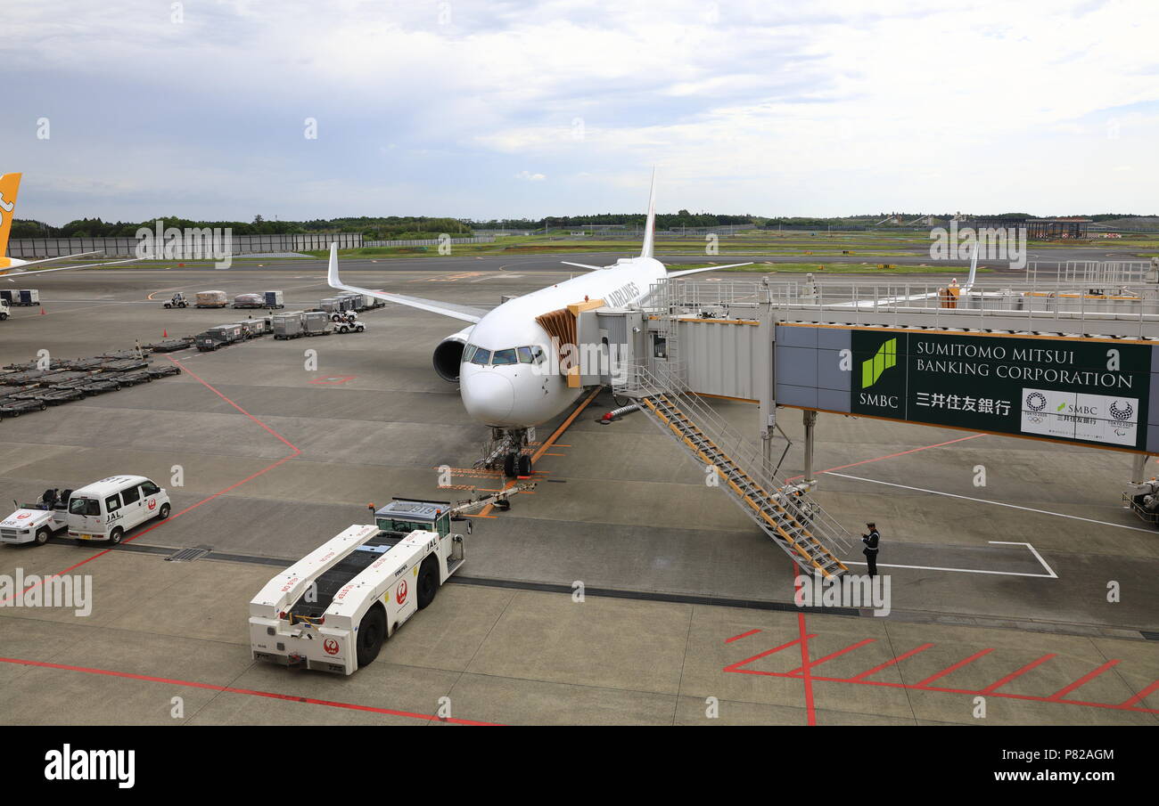 NARITA, Giappone - Maggio 2018 : aereo rimorchiatori, macchina per spingere indietro il velivolo di rullaggio nei servizi di assistenza a terra presso l'Aeroporto di Narita, Giappone. Foto Stock