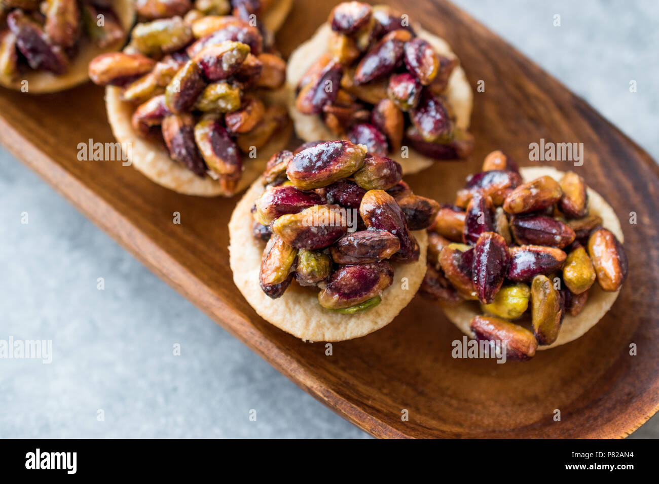 Mini crostate di pistacchio, Tartolet o pasticcini con i dadi. Dolce tradizionale. Foto Stock