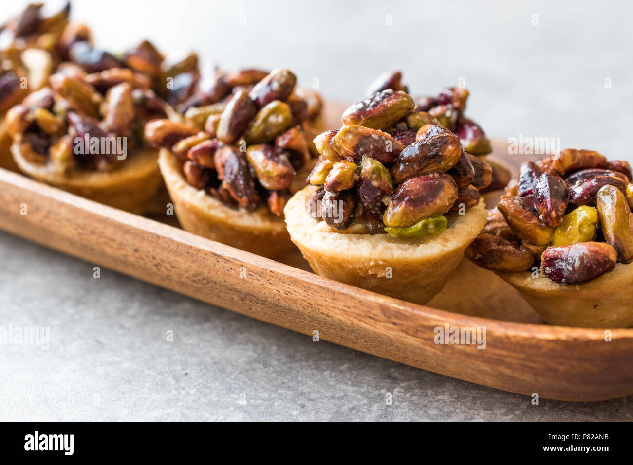 Mini crostate di pistacchio, Tartolet o pasticcini con i dadi. Dolce tradizionale. Foto Stock