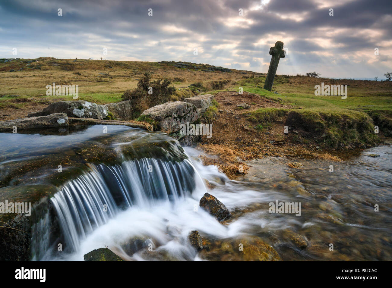 La cascata e la croce a Ventoso Post su Dartmoor. Foto Stock