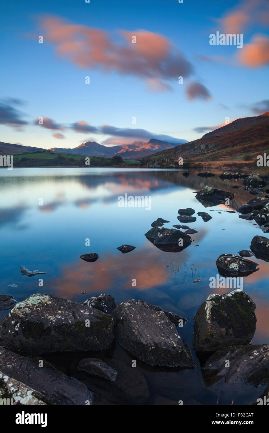 Lllyn Mymbyr nel Parco Nazionale di Snowdonia catturata a sunrise. Foto Stock
