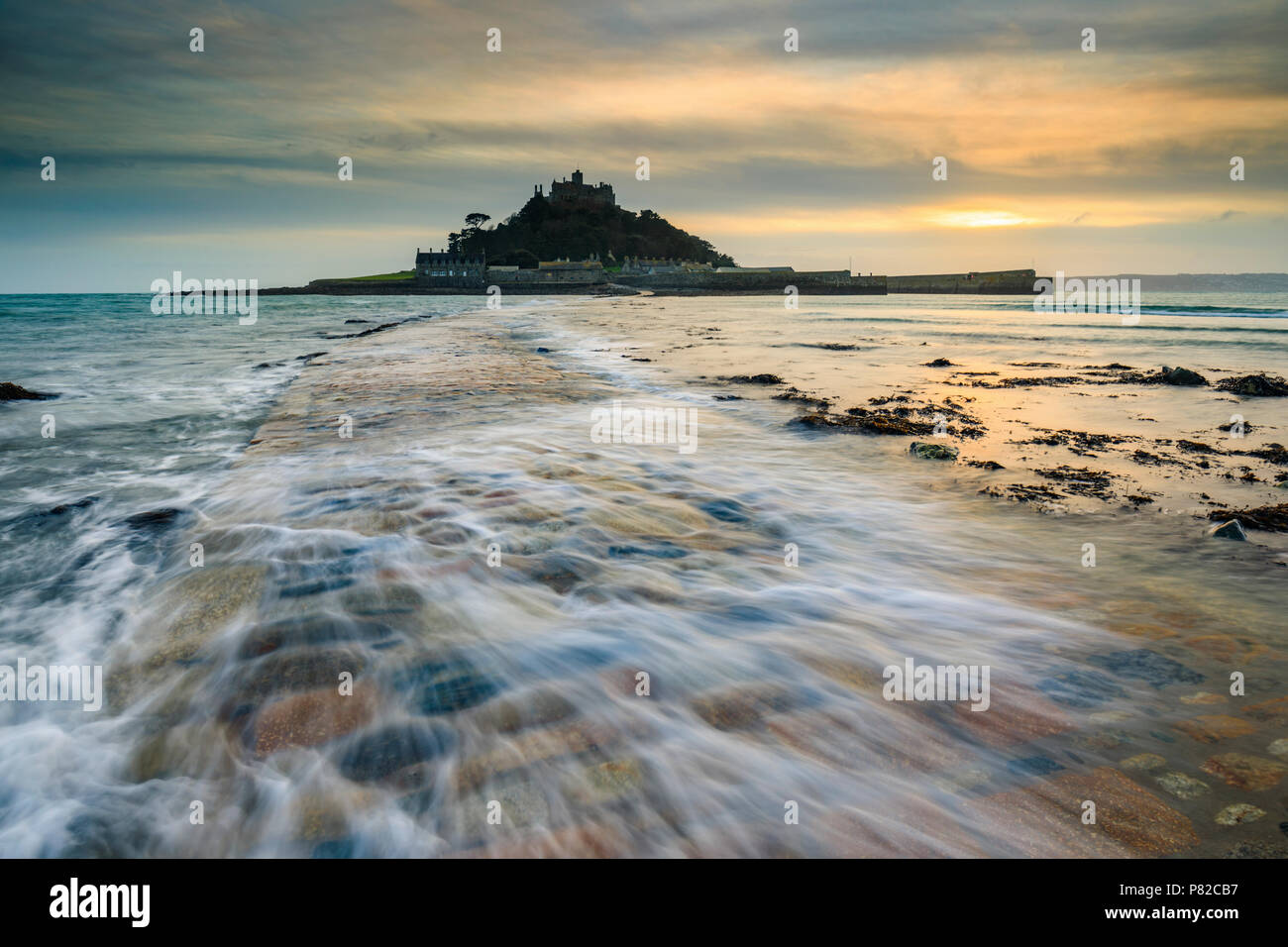 St Michael's Mount in Cornovaglia catturati al tramonto. Foto Stock