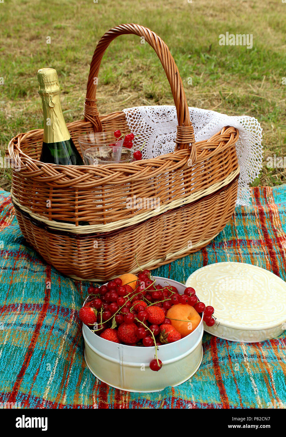 Cesto picnic - Attività estive - cibo e bevande Foto Stock