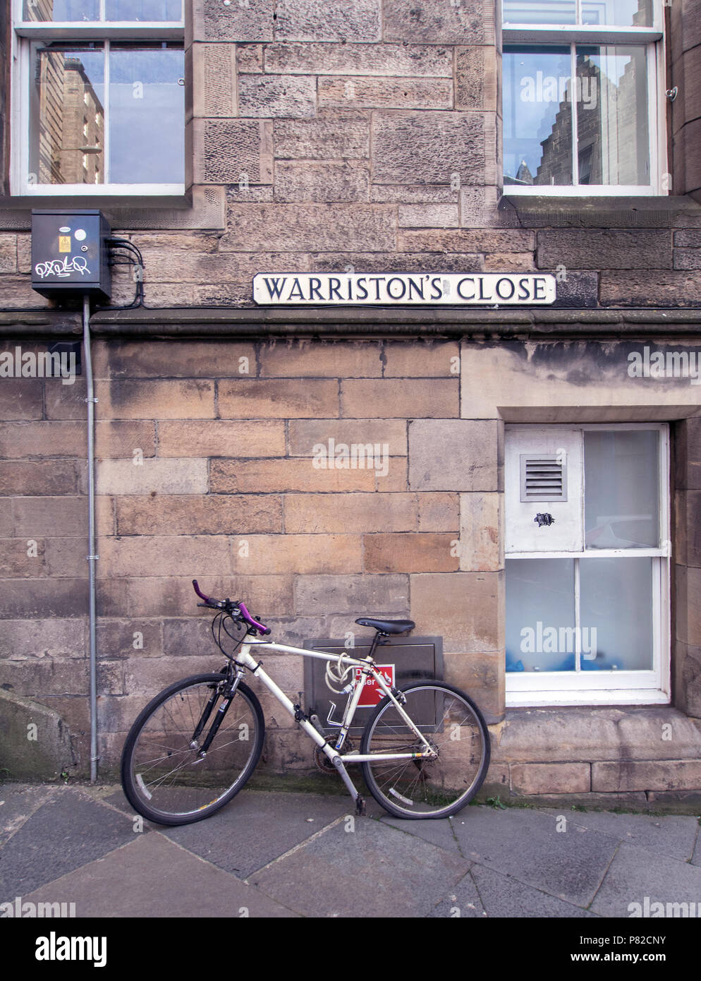 Edimburgo, Scozia - 23 giugno 2018: una moto che si appoggia su un muro di Warriston vicino a Edimburgo. Foto Stock