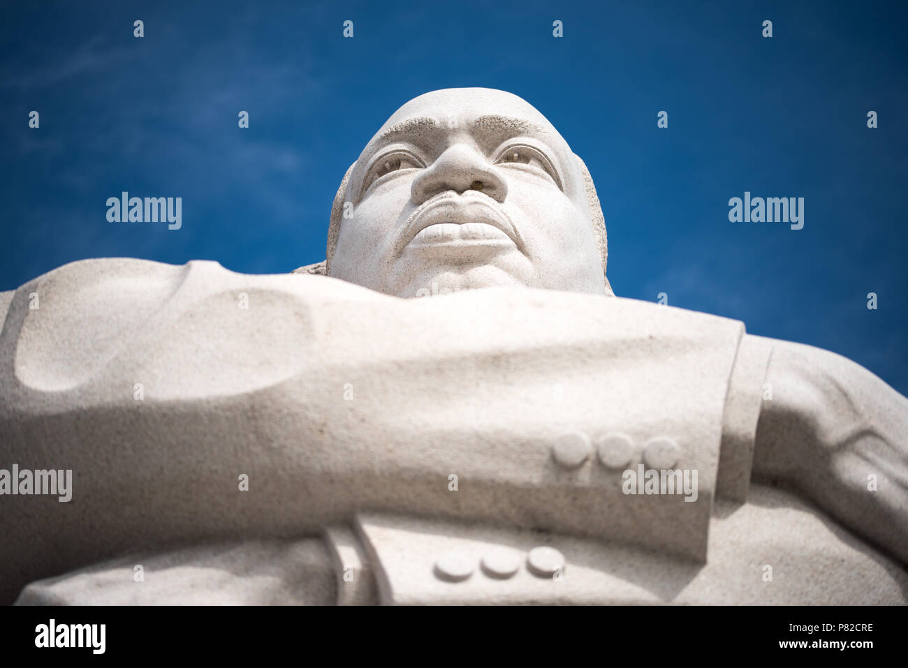 WASHINGTON DC - Washington DC - Una vista da sotto della statua principale presso il memoriale di Martin Luther King a Washington DC. La statua fu scolpita da artista cinese Lei Yixin. Foto Stock