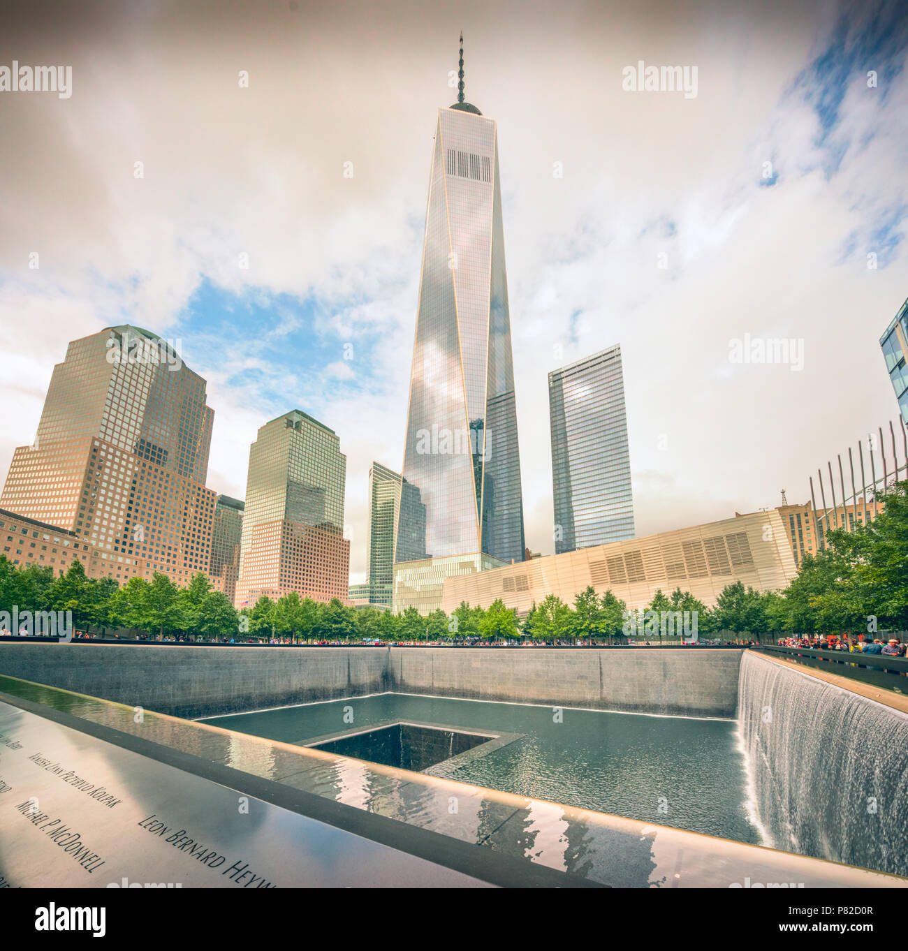 Memorial creato in memoria delle vittime delle Twin Towers in Lower Manhattan, New York City e sullo sfondo la nuova One World Trade Center sorge pr Foto Stock