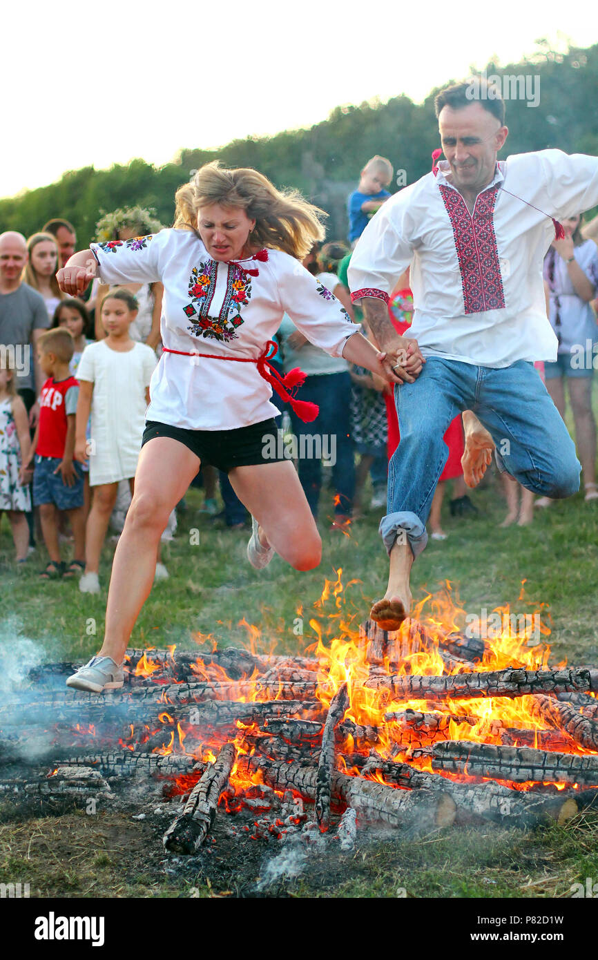 Kiev, Ucraina - 6 Luglio 2018: la gente passare oltre le fiamme dei falò durante la tradizionale celebrazione slavo di Ivana Kupala holiday in Pirogovo ope Foto Stock