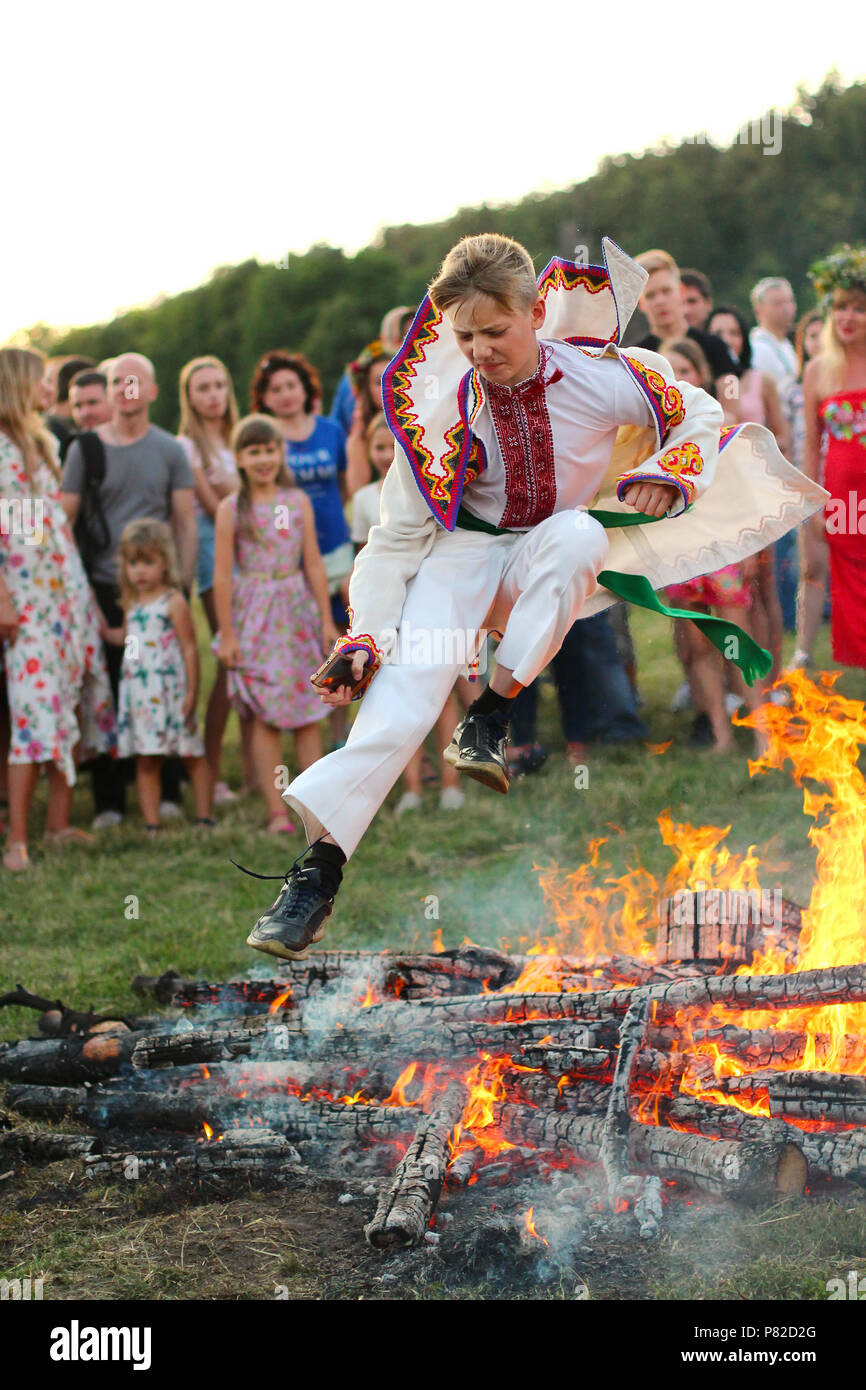 Kiev, Ucraina - luglio 6, 2018: giovani salto oltre le fiamme dei falò durante la tradizionale celebrazione slavo di Ivana Kupala holiday in Pirogo Foto Stock