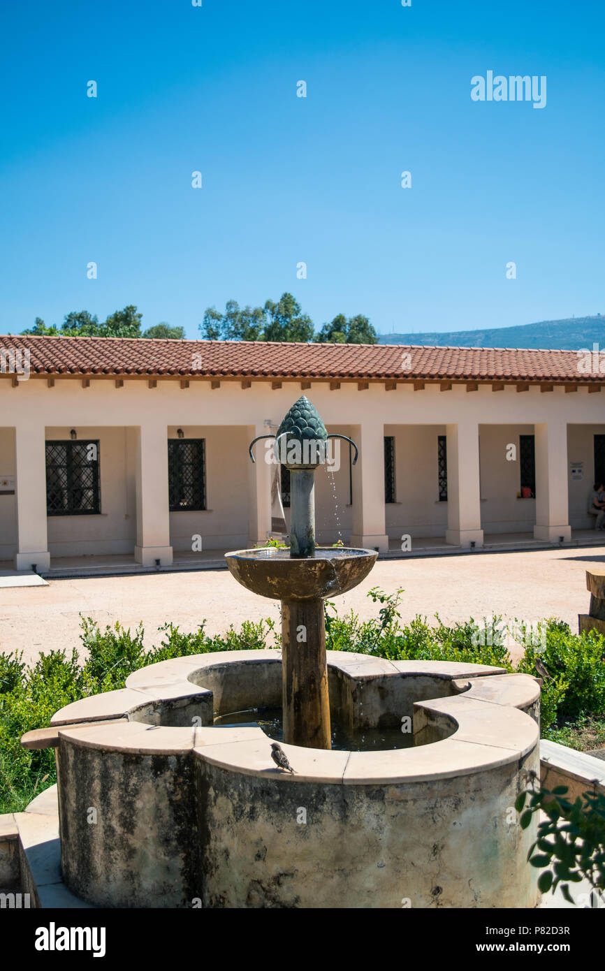 Fontana nel cortile interno del Museo Bizantino, Atene, Grecia Foto Stock