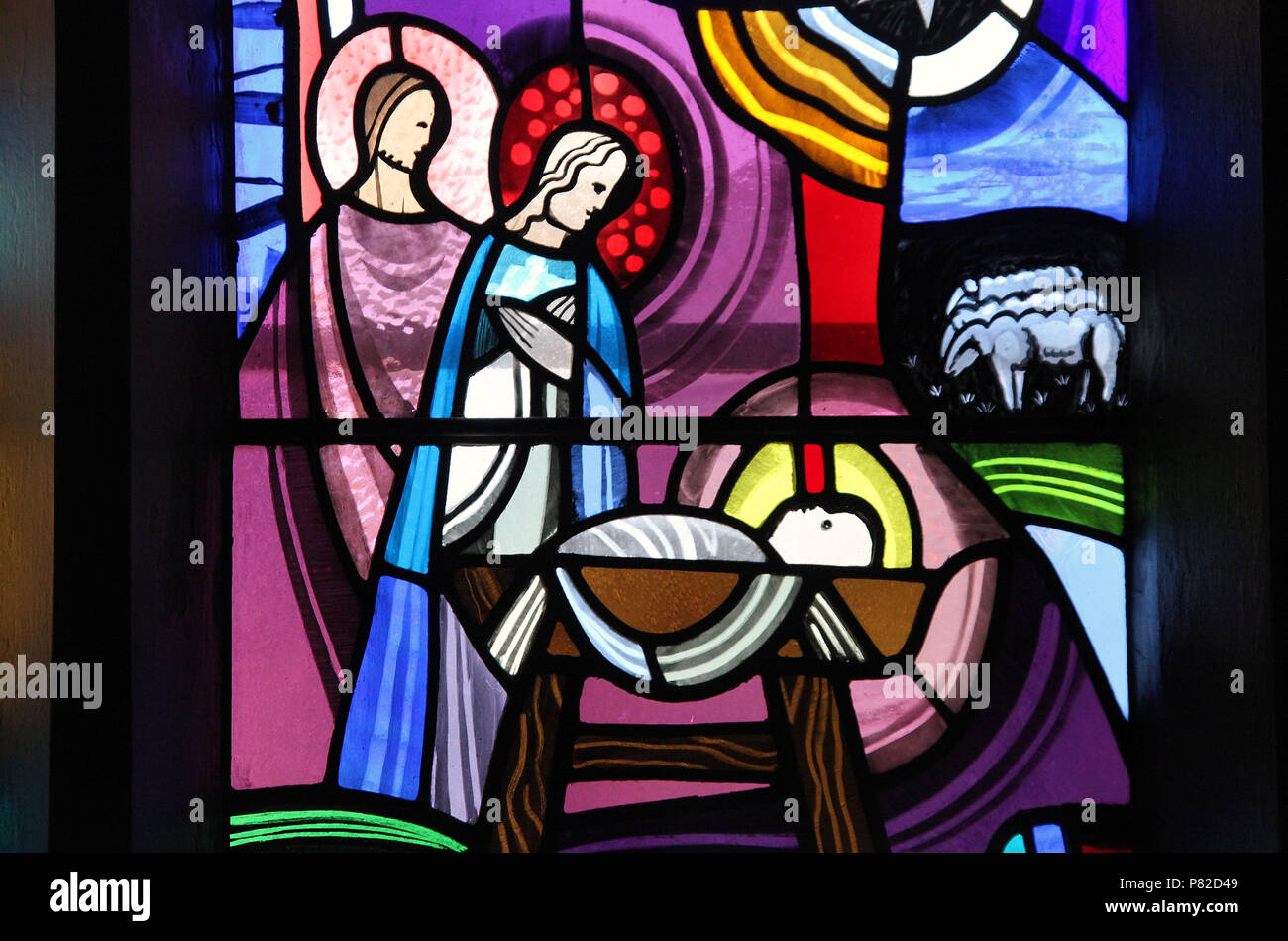 Il vetro macchiato da George Walsh nel rinnovato windows presso il St Kentigerns Chiesa cattolica in Eyeries Foto Stock