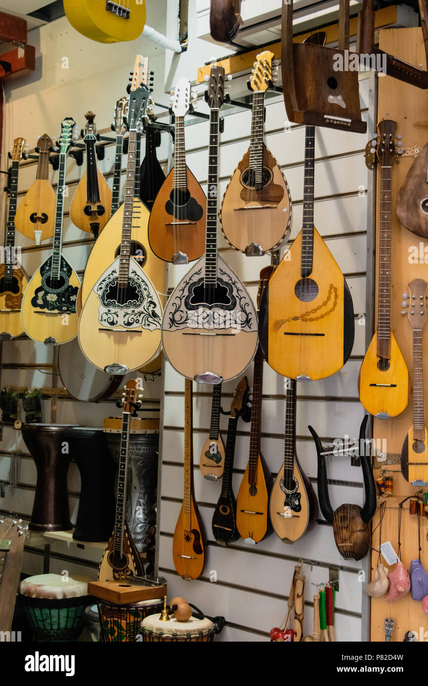 Il bouzouki in vendita nel negozio di musica di Atene in Grecia. Greco tradizionale strumento musicale . Foto Stock