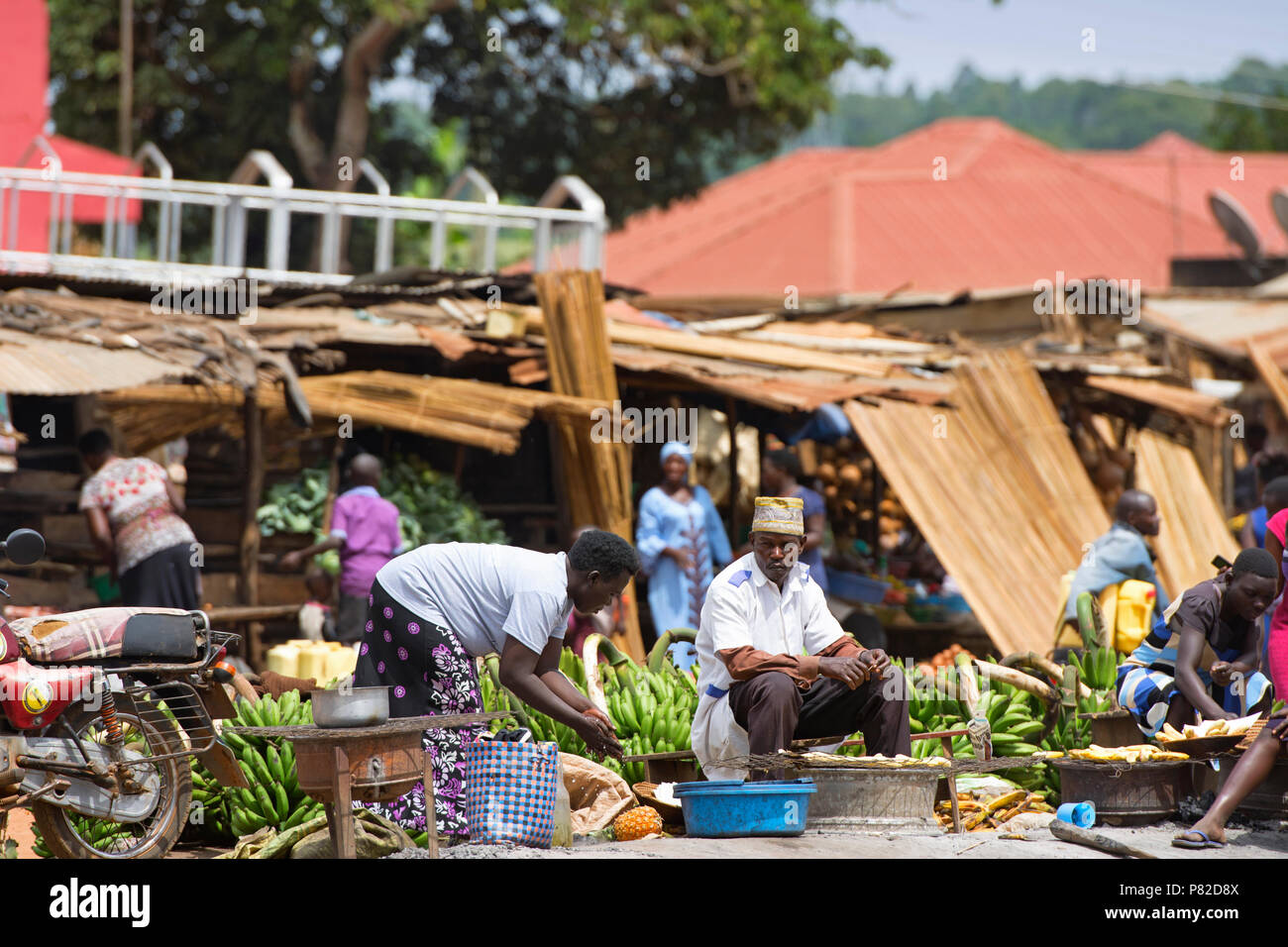 Venditori ambulanti, Vendita Matooke Uganda, strada del mercato alimentare, il mercato di frutta e verdura, Africa orientale Foto Stock