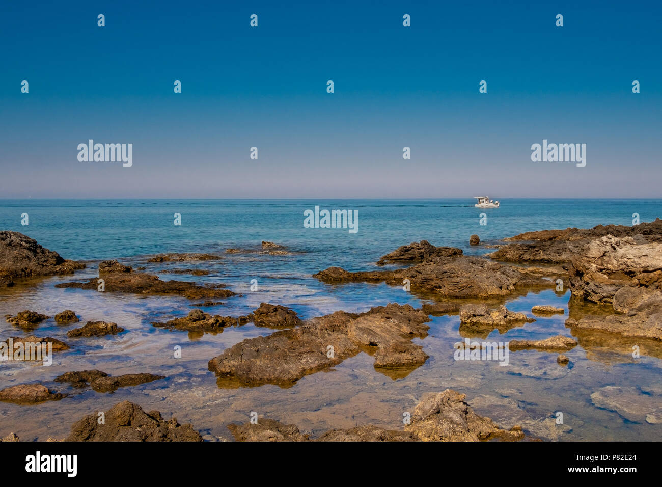 Piccola barca da pesca che la navigazione vicino alla costa della Grecia Foto Stock