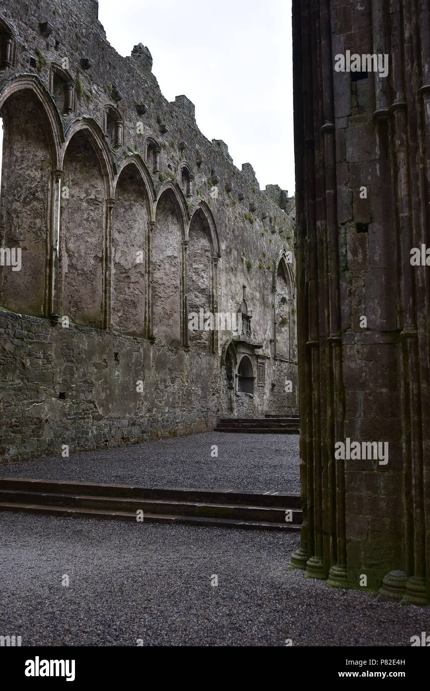 Rovine di pietra chiesa gotica con archi e pilastri alti tetto mancante. Foto Stock