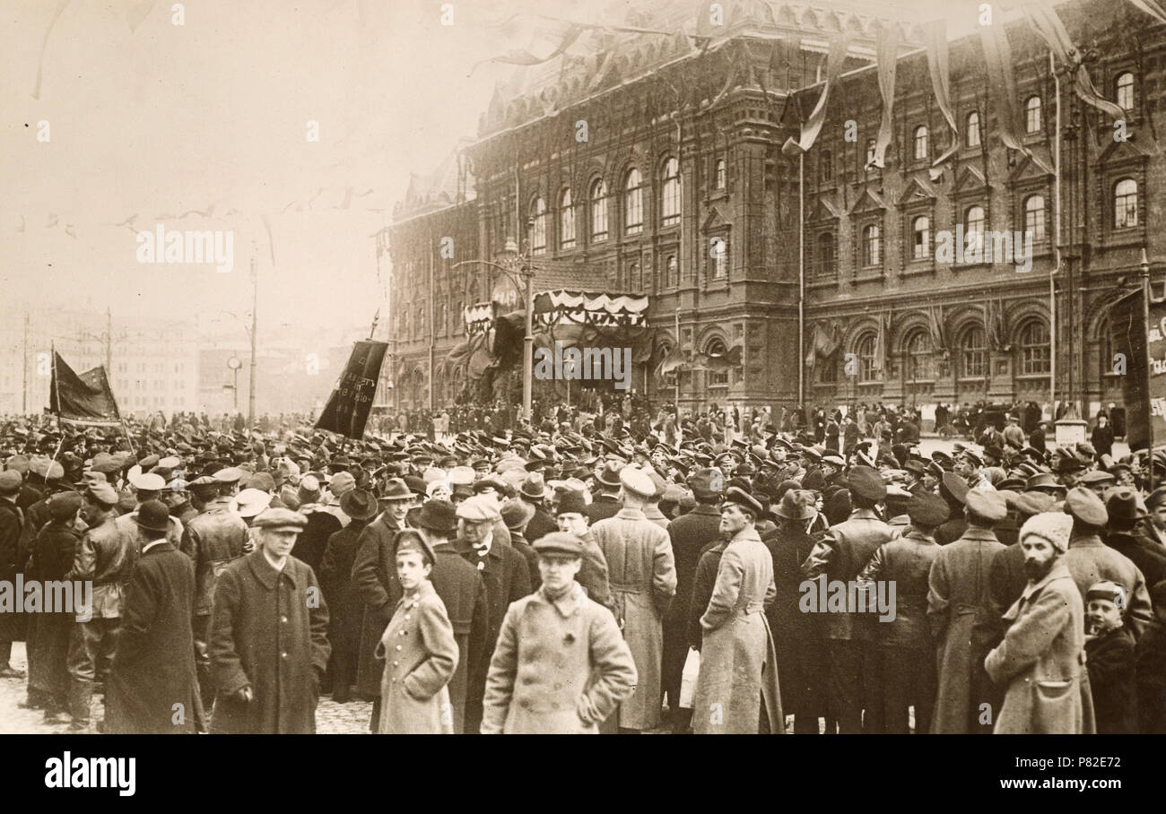 Rivoluzione Bolscevica. La raccolta dei bolscevichi di fronte alla città Duma a Mosca per sentire l'indirizzo politico di co-rivoluzionario - ca. 1918 - prima di febbraio 6, 1919 Foto Stock