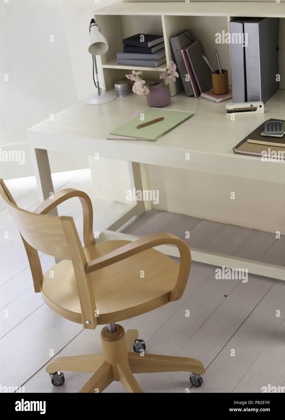 Semplice di legno sedia girevole ad una scrivania in un economia di stile  home office Foto stock - Alamy