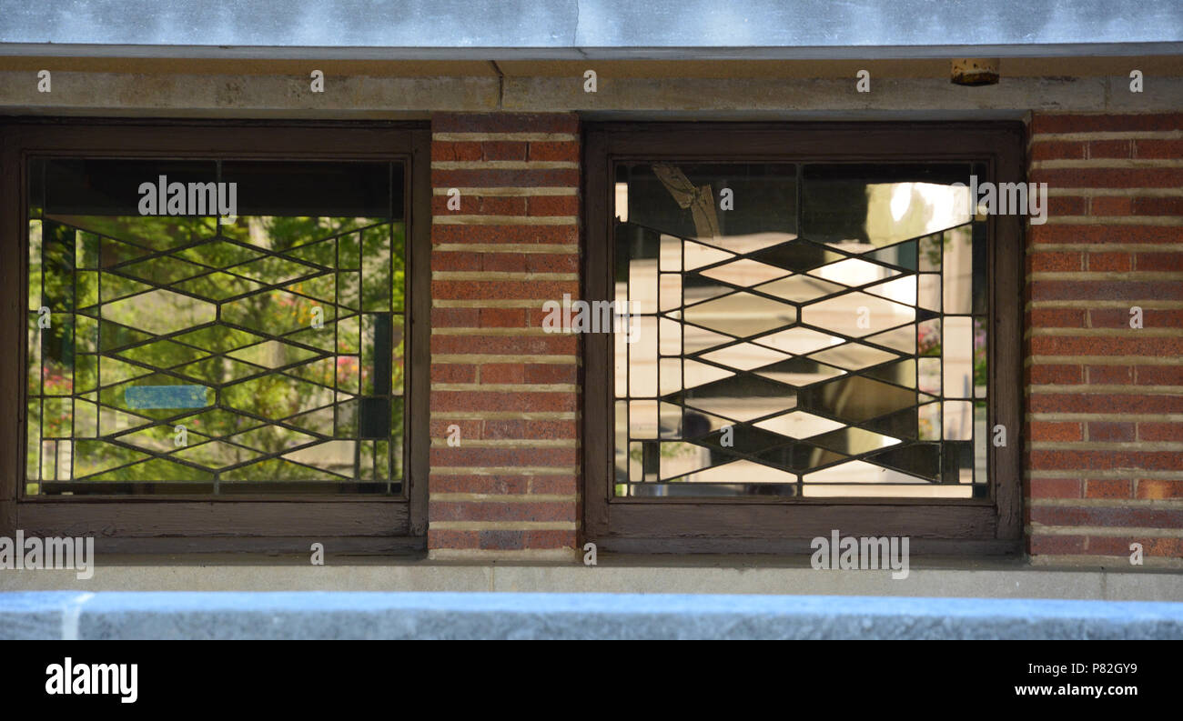 Dettaglio del vetro artistico leaded windows di Frank Lloyd Wright progettato Robie House a Chicago's Hyde Park quartiere. Foto Stock