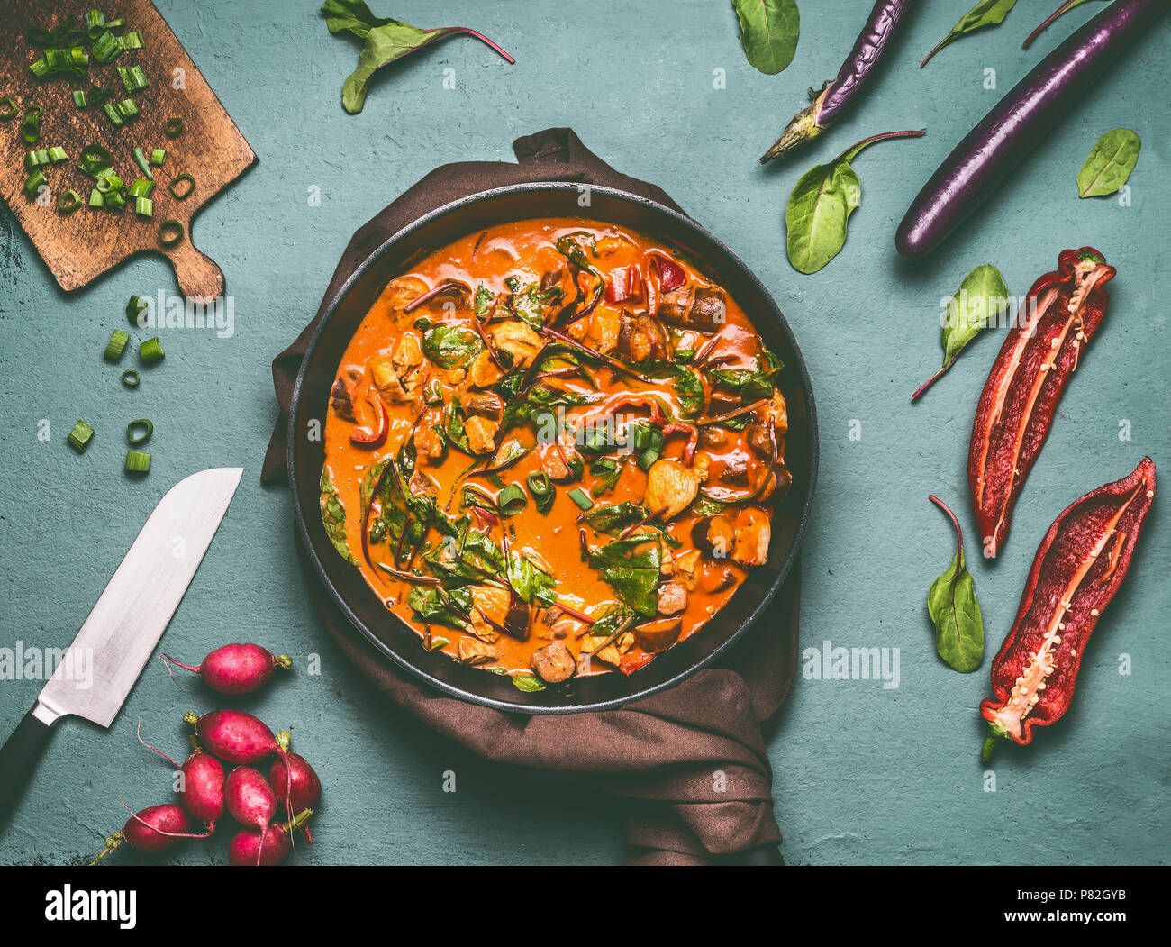 Verdure teglia di pollo con salsa al curry sul tavolo da cucina sfondo con ingredienti, vista dall'alto, piatto laici. Una sana dieta alimentare e mangiare concept Foto Stock