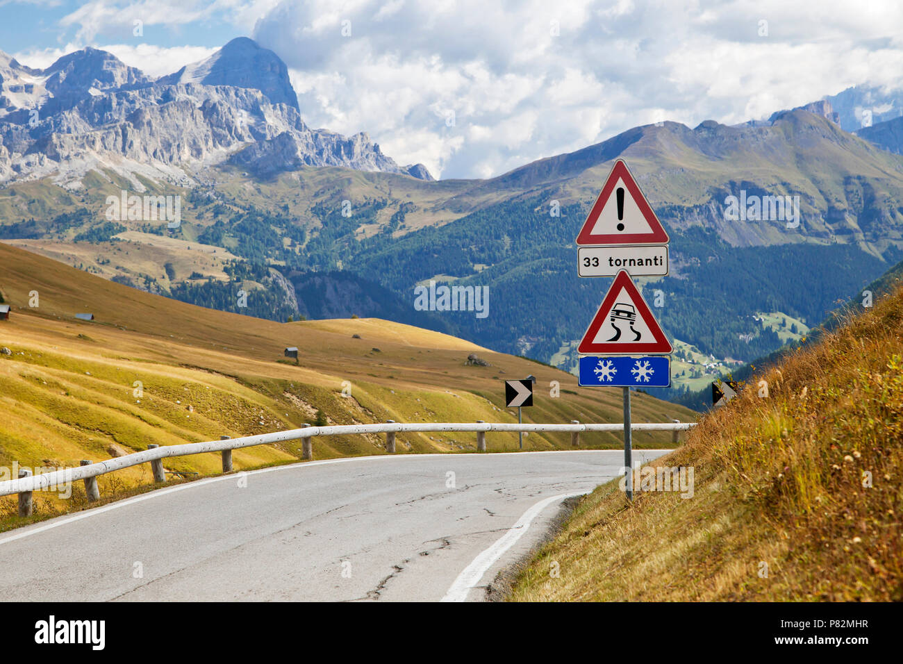 Avvertenza cartello stradale su una strada di montagna nelle Dolomiti, Italia Foto Stock