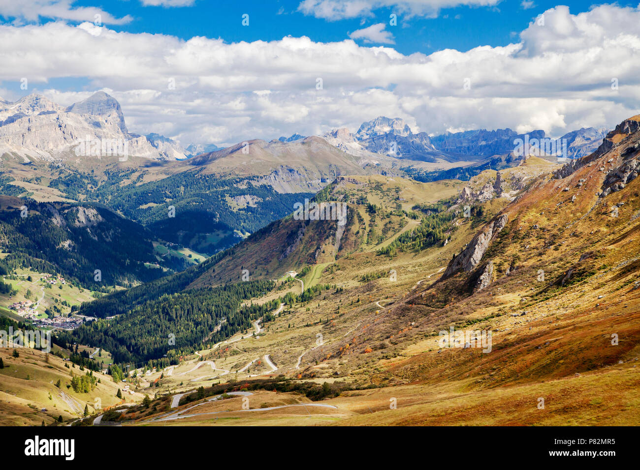 Dolomiti montagne paesaggio su una soleggiata giornata autunnale Foto Stock