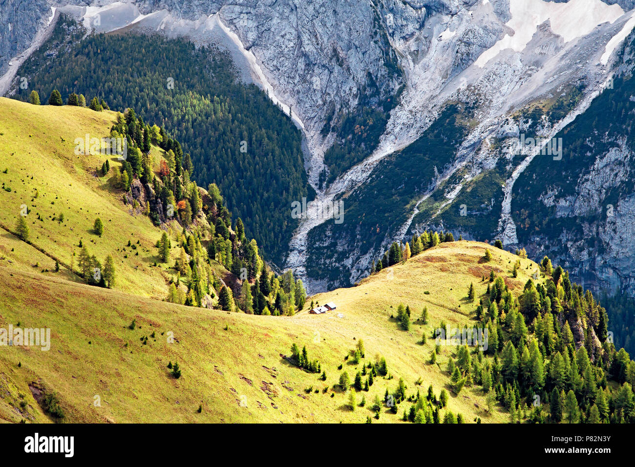 Dolomiti montagne paesaggio su una soleggiata giornata autunnale Foto Stock