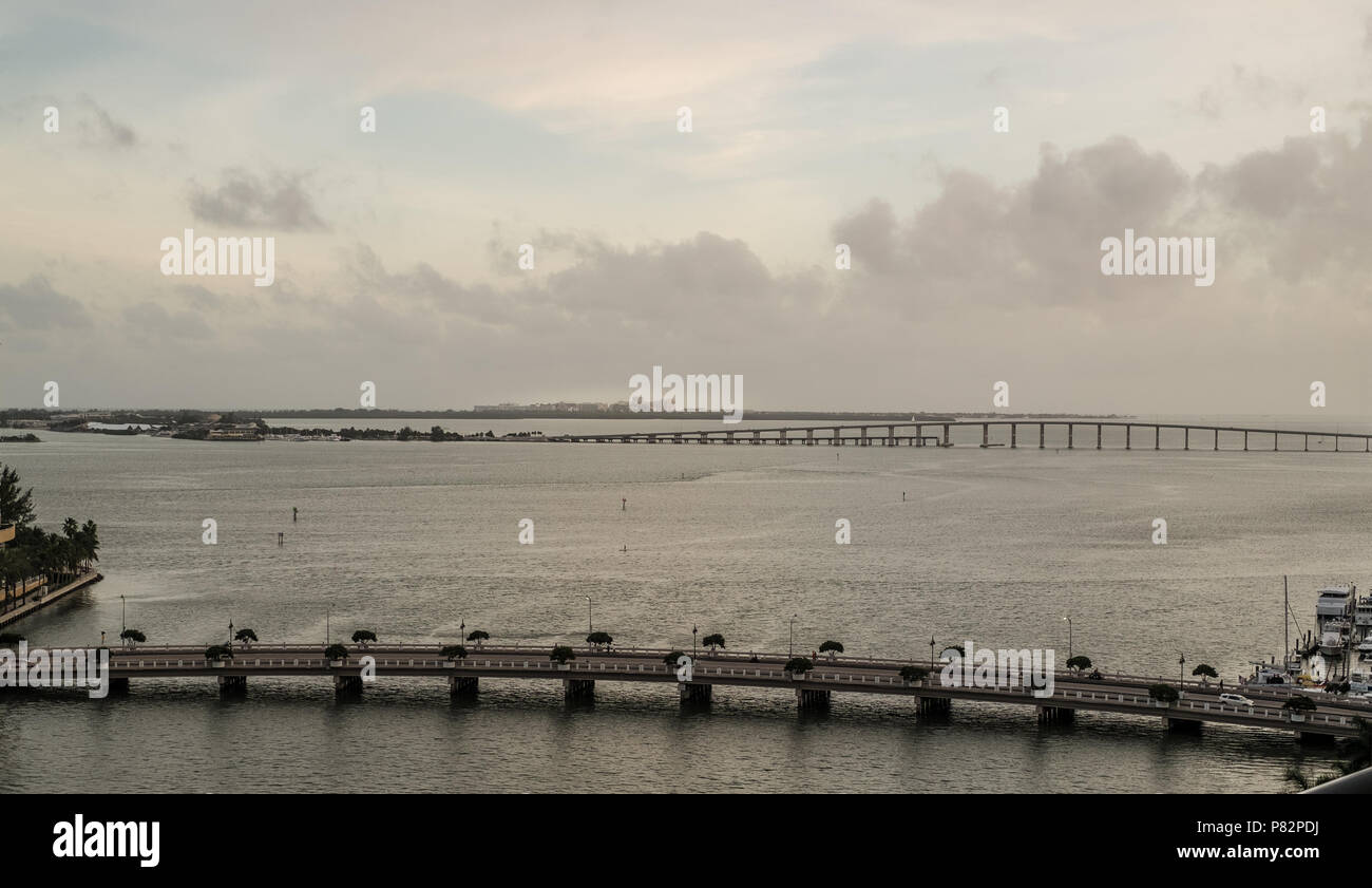 Ponti sulla baia di Miami a nuvoloso e piovoso al tramonto Foto Stock