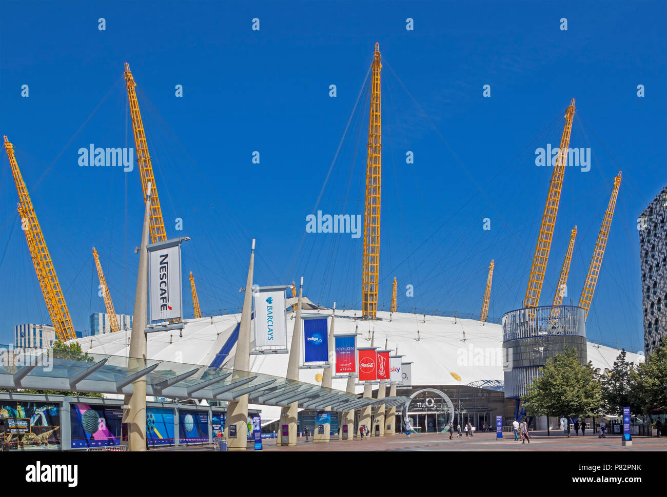 Londra, North Greenwich l'ingresso all'Arena O2 visto dalla penisola Square Foto Stock