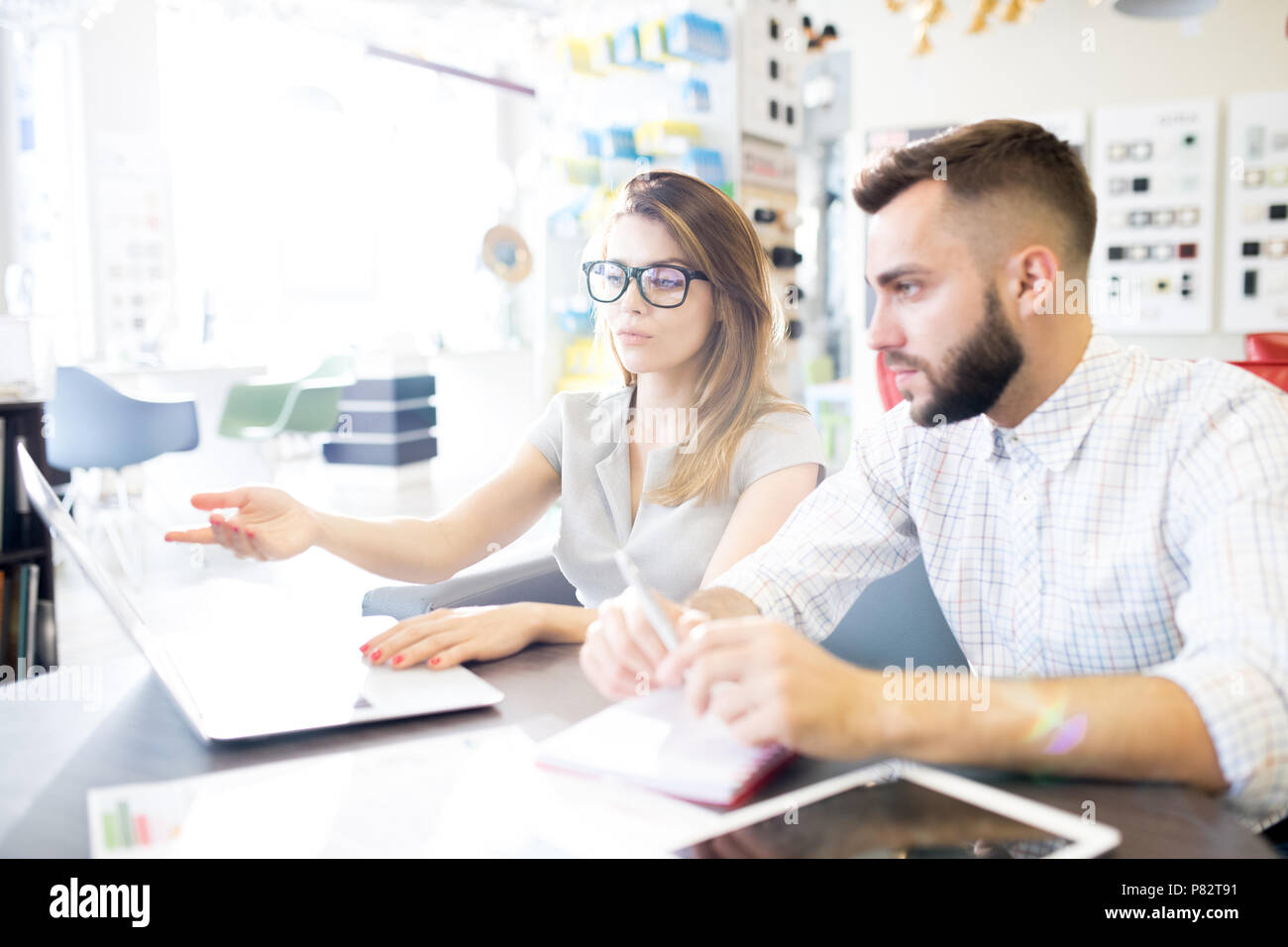 Due responsabili vendite in negozio Foto Stock