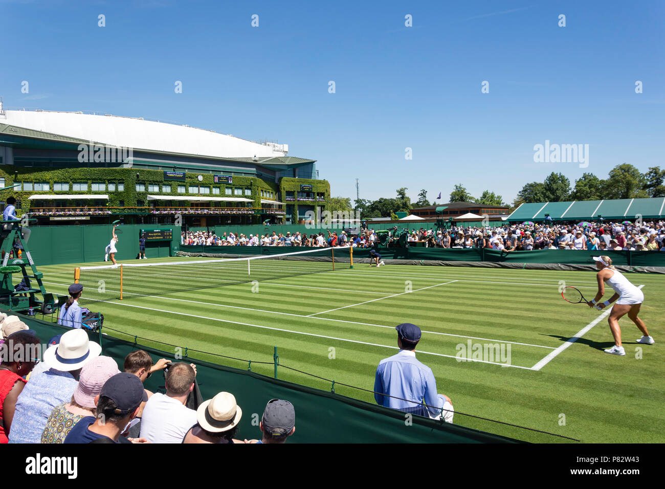 Donna in confronto al di fuori del tribunale 8 ai campionati 2018, Wimbledon, London Borough of Merton, Greater London, England, Regno Unito Foto Stock