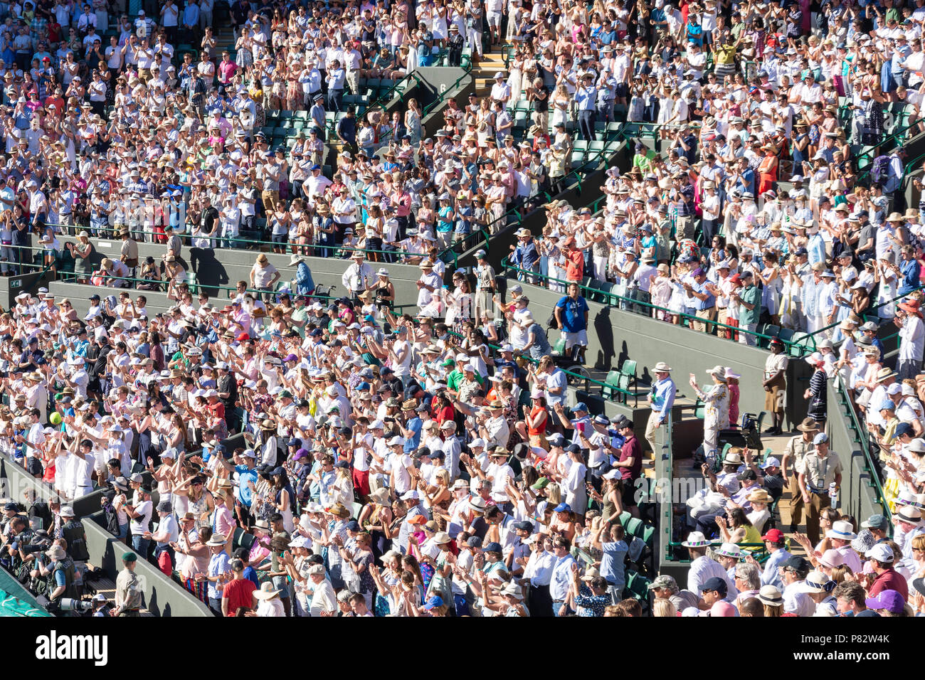 Gli spettatori sulla Corte n. 1, i campionati 2018, Wimbledon, London Borough of Merton, Greater London, England, Regno Unito Foto Stock