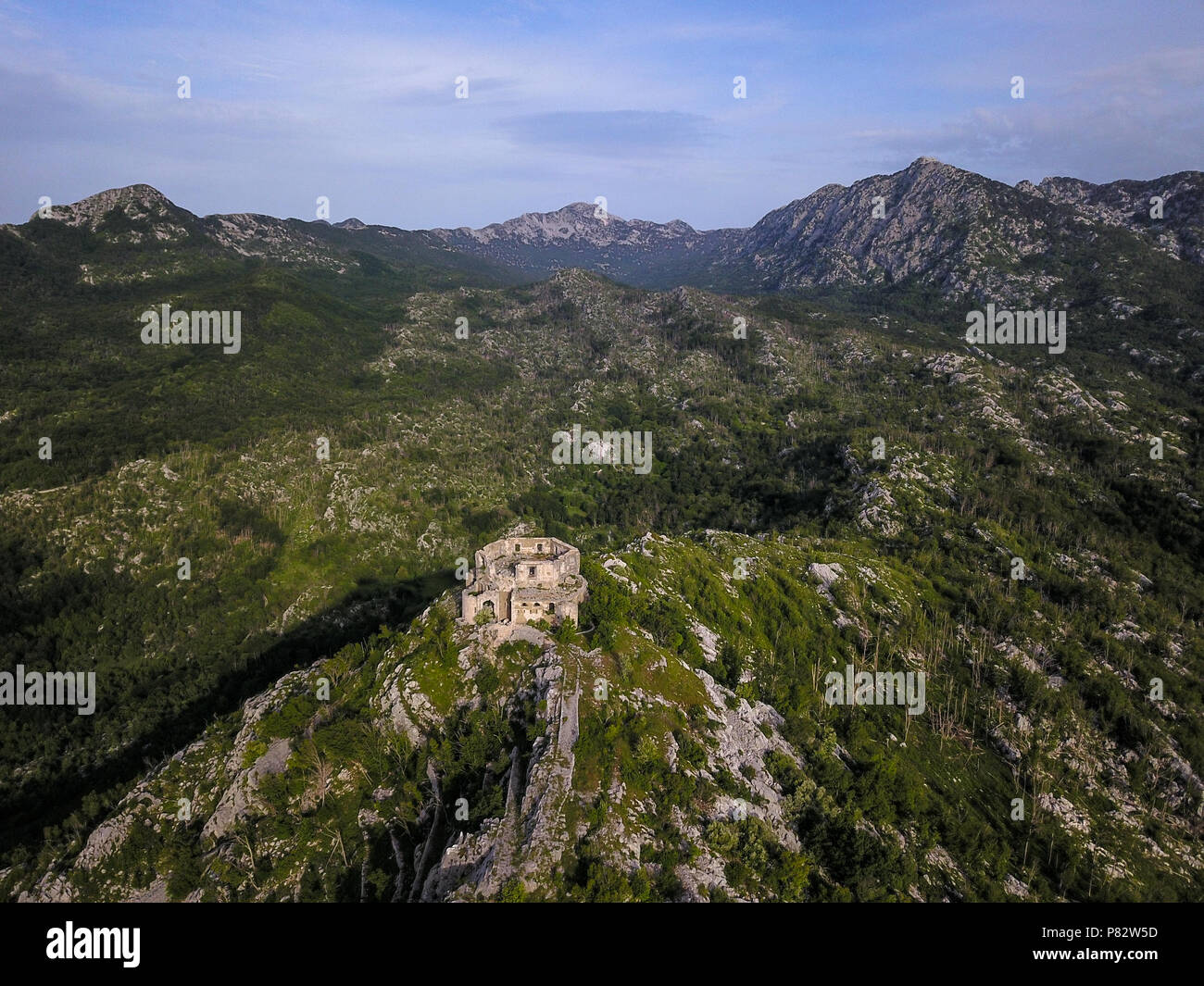 Fort Stražnik entro il Orjen Mountain è un ex fortificazione dell'Impero Austro-ungarico situato in Montenegro. Foto Stock