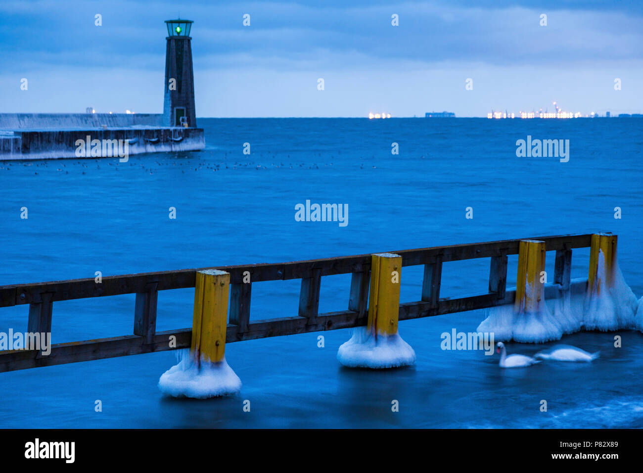 Faro a Gdynia di notte. Gdynia, Pomerania, Polonia. Foto Stock