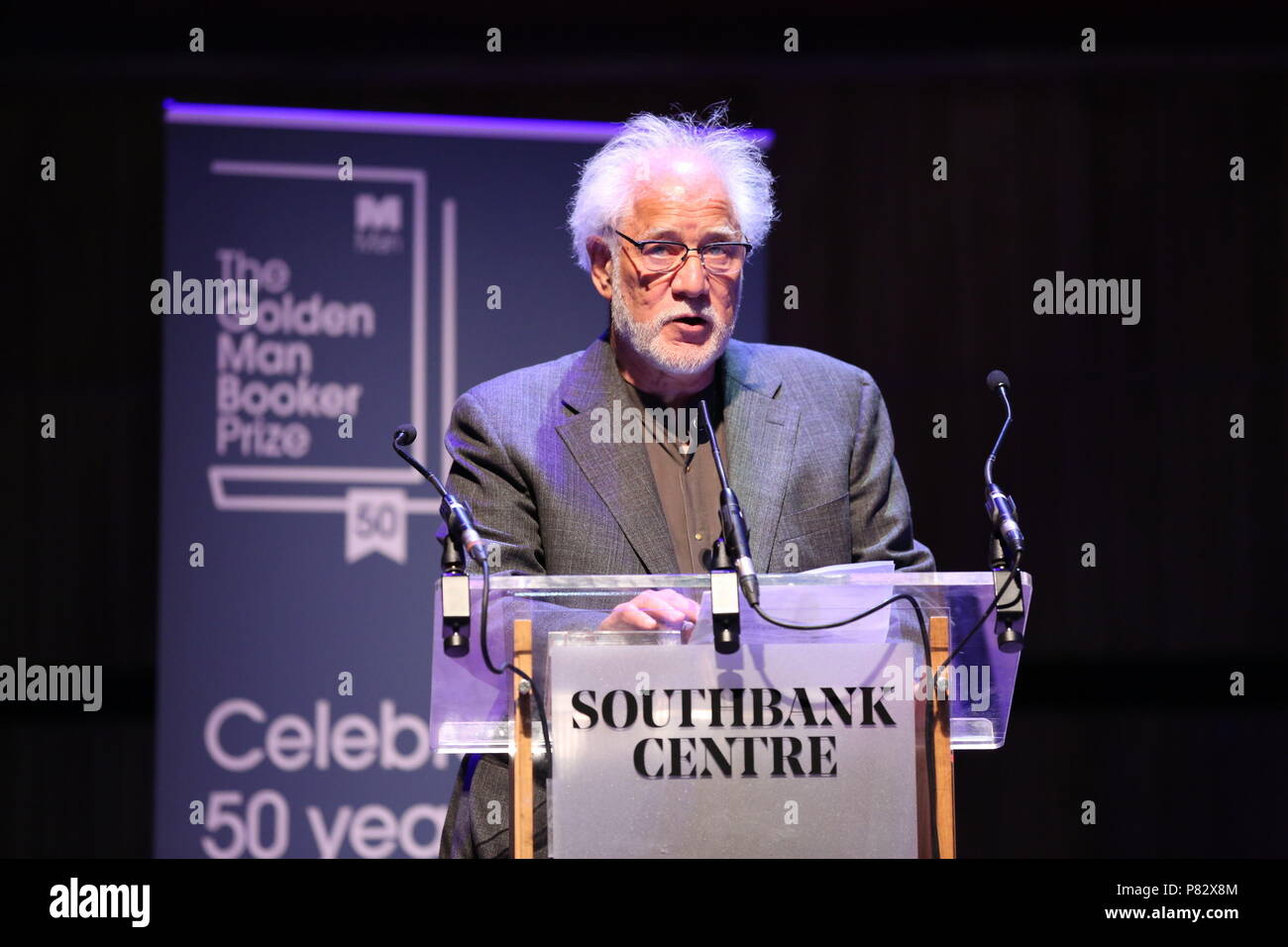 Canadian-Sri Lanka autore Michael Ondaatje parla dopo essere stato nominato il vincitore del Golden Man Booker per il suo romanzo "Il paziente inglese presso la Royal Festival Hall, Southbank, a Londra. Premere l'associazione. Picture Data: domenica 8 luglio, 2018. Foto di credito dovrebbe leggere: Isabel Infantes/PA FILO Foto Stock