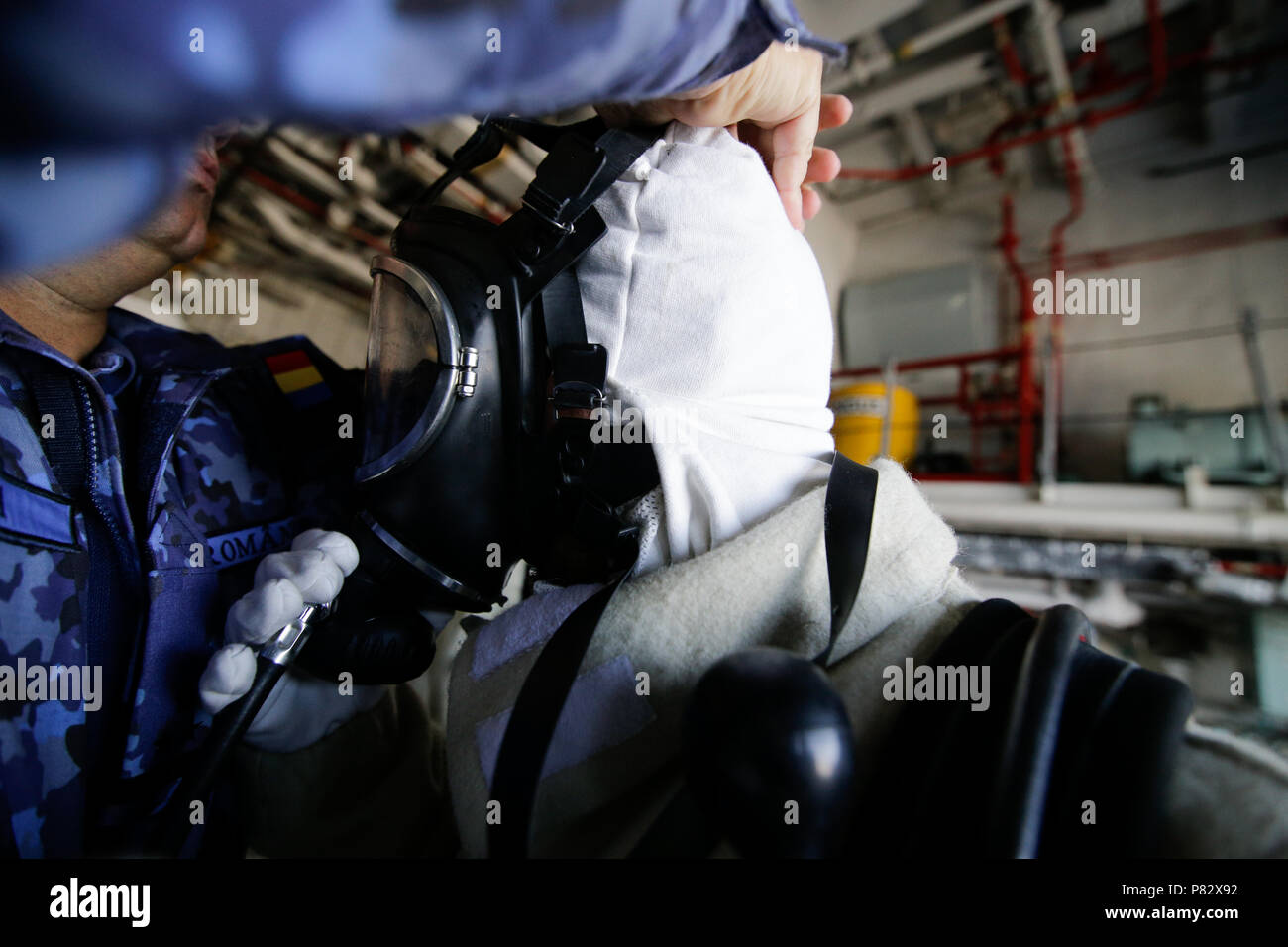 CONSTANTA, Romania - 20 giugno 2018: romeno delle forze speciali marine utilizzando una maschera pompiere, a bordo del 'Regele Ferdinand' fregata, il 20 giugno Foto Stock