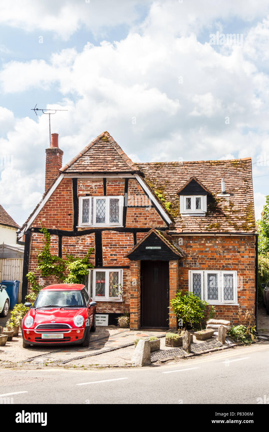 Princes Risborough, Inghilterra-3a giugno 2018: un edificio classificato Grade II con la vettura al di fuori. Ci sono molti edifici storici della città. Foto Stock