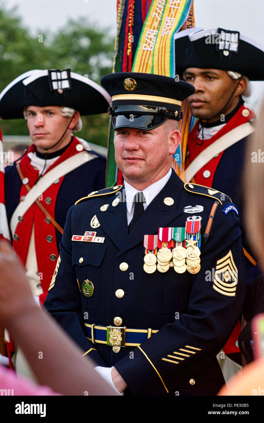 Fort Myer, Virginia - Giugno 13, 2018: un primo sergente della vecchia guardia pone per le foto di fronte gli stati degli STATI UNITI Esercito continentale guardia di colore. Foto Stock