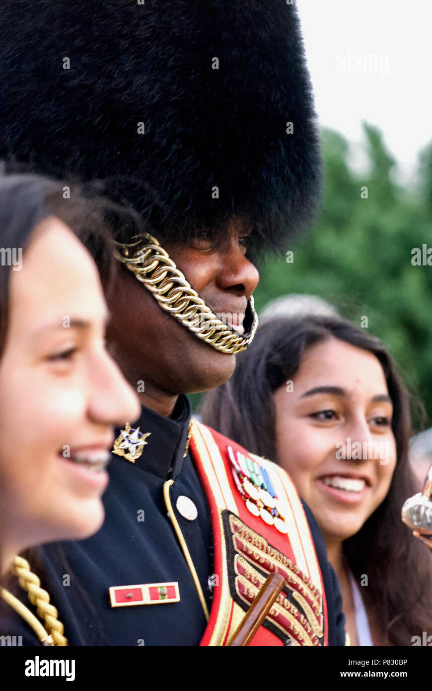 Arlington, Virginia, Stati Uniti d'America - 13 Giugno 2018: i turisti posano con CW2 Jac'kel laghetti di U.S. Army Band "Pershing la propria' dopo un Twilight Tattoo. Foto Stock