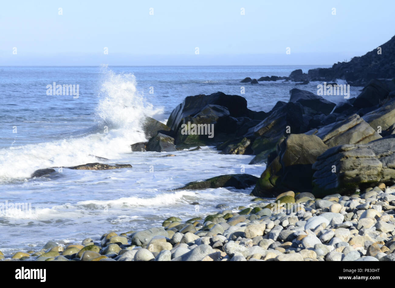 Oceano Pacifico spruzzi d'onda contro il rock sulla costa Baja, Messico Foto Stock