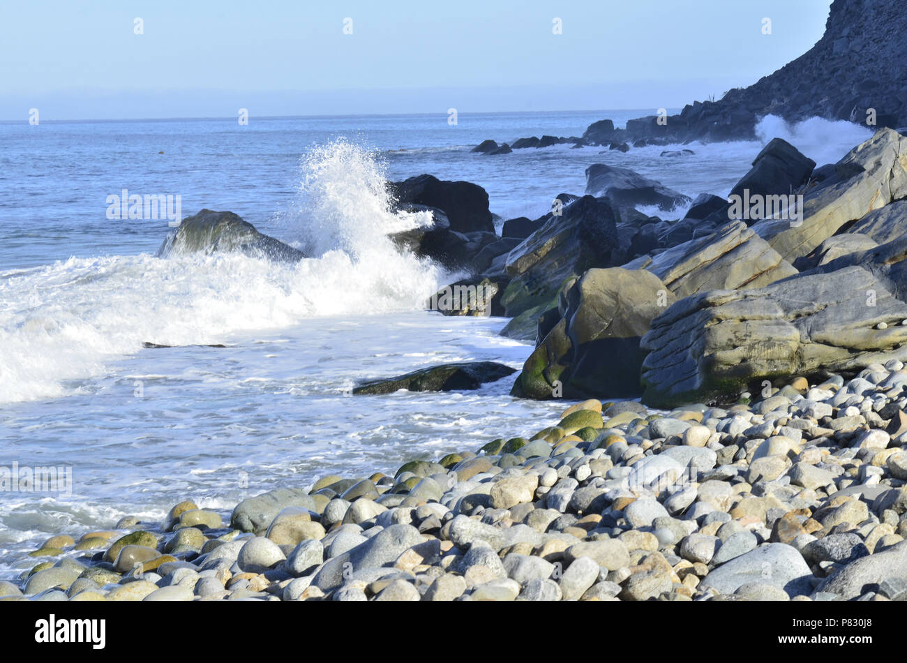 Oceano Pacifico spruzzi d'onda contro il rock sulla costa Baja, Messico Foto Stock