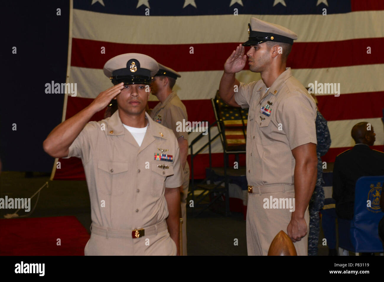 MAYPORT, Fla. (sett. 16, 2016) - appena segnato il capo di aviazione di Boatswain Mate (manipolazione) Luis Diaz passa attraverso il lato boys durante un chief petty officer cerimonia di pinning a bordo di assalto anfibio nave USS Iwo Jima (LHD 7). Quindici nuovi capo sottufficiali erano riposte nella parte anteriore di amici, la famiglia e l'Iwo Jima equipaggio durante la cerimonia. Foto Stock