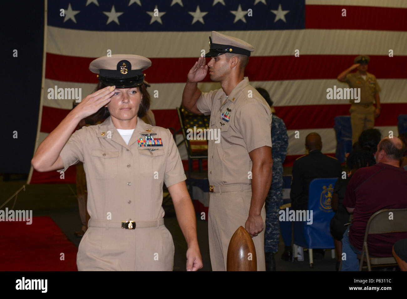 MAYPORT, Fla. (sett. 16, 2016) - Il neo-pinned Chief Legalman Carin Deitler passa attraverso il lato boys durante un chief petty officer cerimonia di pinning a bordo di assalto anfibio nave USS Iwo Jima (LHD 7). Quindici nuovi capo sottufficiali erano riposte nella parte anteriore di amici, la famiglia e l'Iwo Jima equipaggio durante la cerimonia. Foto Stock